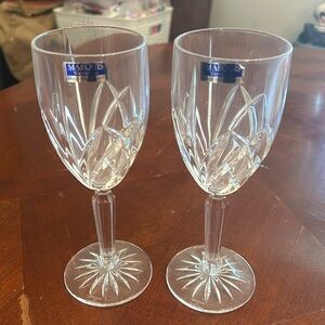 Set Marquis Waterford Crystal wine glasses.